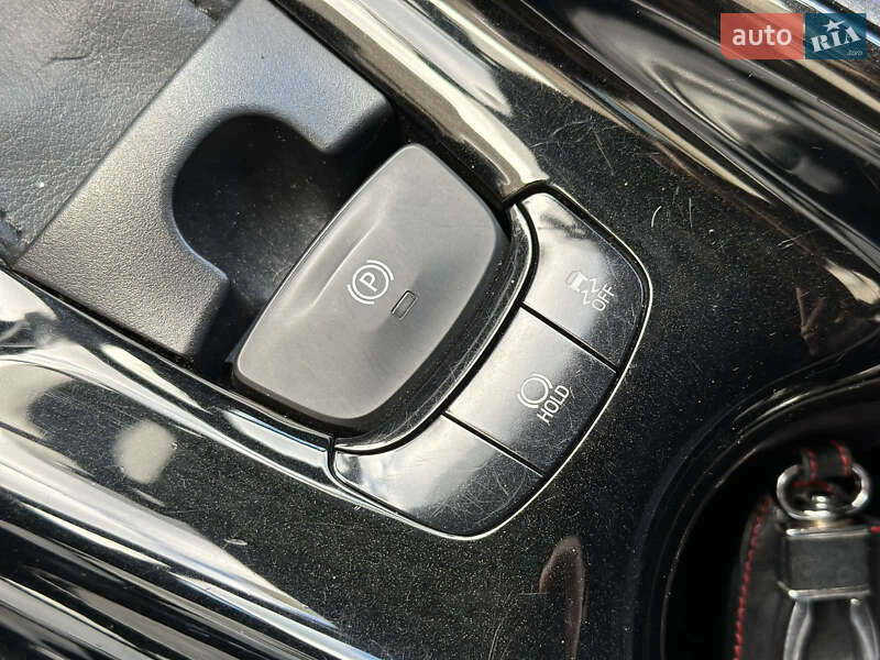 Позашляховик / Кросовер Toyota C-HR 2016 в Горішніх Плавнях