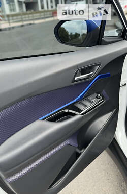 Внедорожник / Кроссовер Toyota C-HR 2021 в 