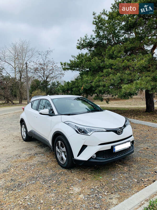 Позашляховик / Кросовер Toyota C-HR 2019 в Чернівцях