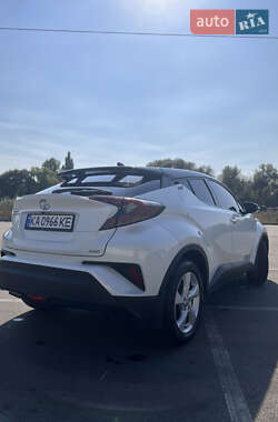 Внедорожник / Кроссовер Toyota C-HR 2016 в 