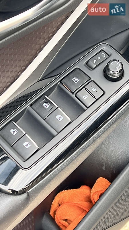 Позашляховик / Кросовер Toyota C-HR 2016 в Миколаєві