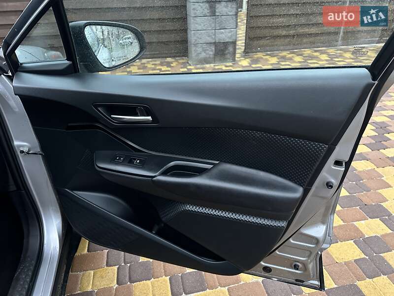 Позашляховик / Кросовер Toyota C-HR 2017 в Києві