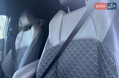 Внедорожник / Кроссовер Toyota C-HR 2022 в 