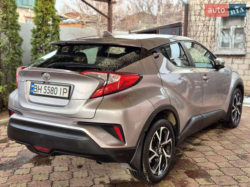 Внедорожник / Кроссовер Toyota C-HR 2017 в Запорожье