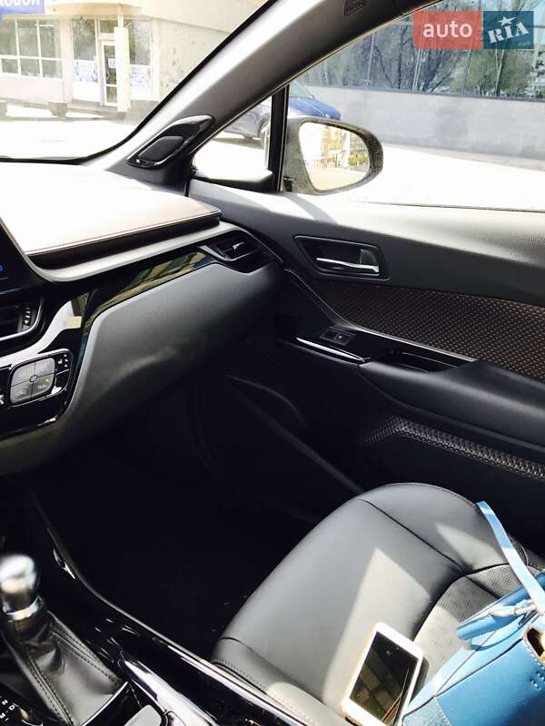 Внедорожник / Кроссовер Toyota C-HR 2017 в Запорожье
