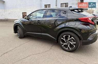 Внедорожник / Кроссовер Toyota C-HR 2018 в 