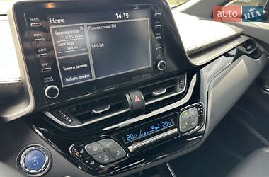 Позашляховик / Кросовер Toyota C-HR 2023 в 