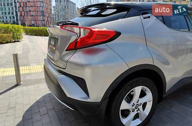 Позашляховик / Кросовер Toyota C-HR 2016 в 