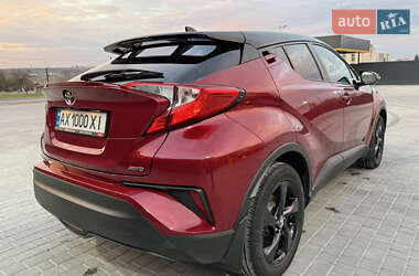Внедорожник / Кроссовер Toyota C-HR 2016 в 