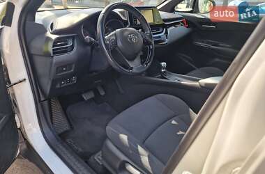 Позашляховик / Кросовер Toyota C-HR 2017 в 
