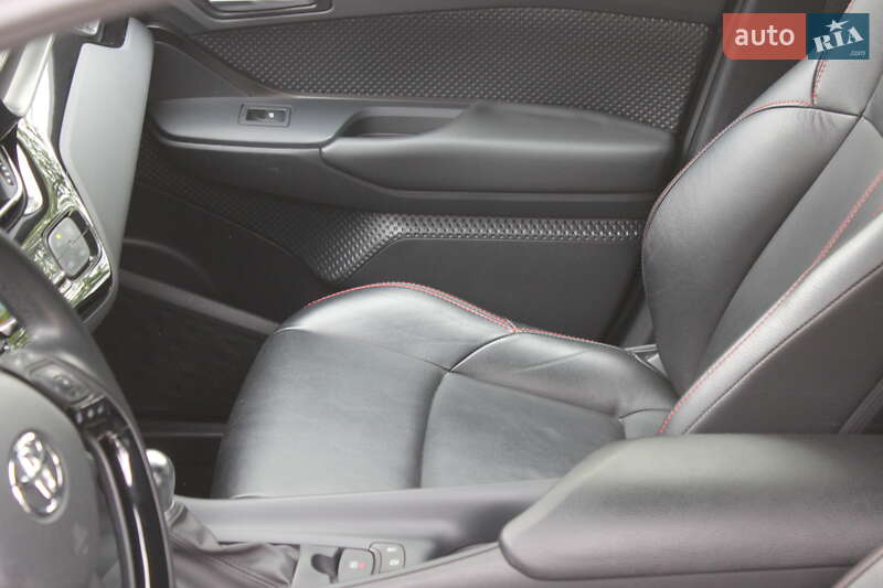 Позашляховик / Кросовер Toyota C-HR 2019 в Дніпрі