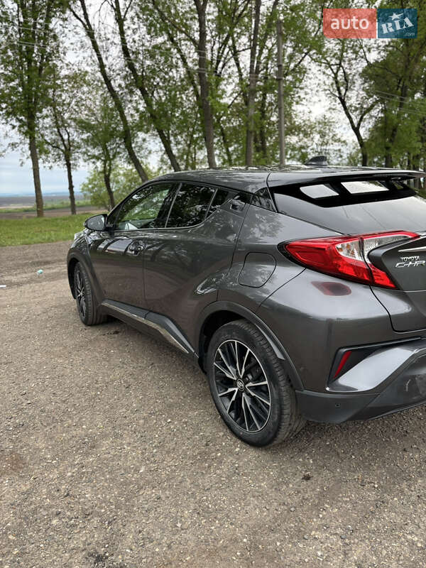 Внедорожник / Кроссовер Toyota C-HR 2016 в Черновцах