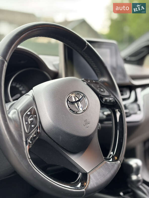 Внедорожник / Кроссовер Toyota C-HR 2016 в Черновцах