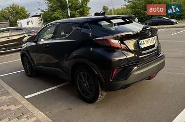 Внедорожник / Кроссовер Toyota C-HR 2017 в 