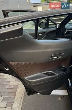 Внедорожник / Кроссовер Toyota C-HR 2017 в 