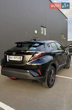 Внедорожник / Кроссовер Toyota C-HR 2017 в 