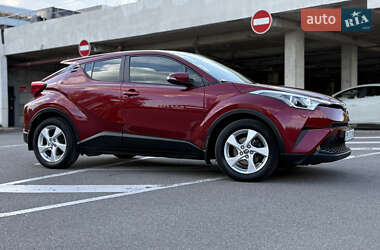 Позашляховик / Кросовер Toyota C-HR 2016 в 