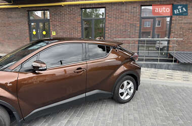 Позашляховик / Кросовер Toyota C-HR 2017 в 