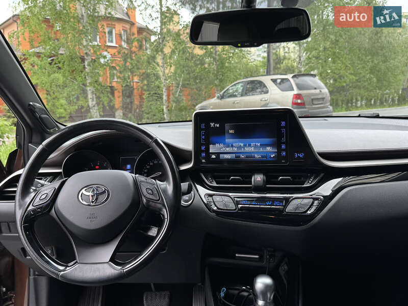 Позашляховик / Кросовер Toyota C-HR 2017 в Полтаві