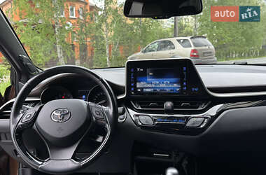 Позашляховик / Кросовер Toyota C-HR 2017 в 