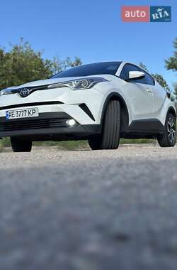 Внедорожник / Кроссовер Toyota C-HR 2017 в 
