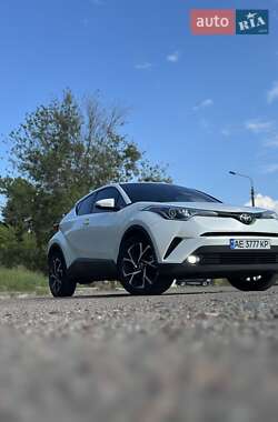 Внедорожник / Кроссовер Toyota C-HR 2017 в 