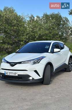 Внедорожник / Кроссовер Toyota C-HR 2017 в 