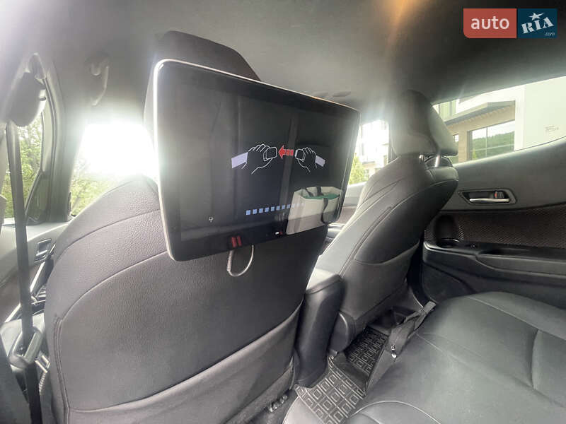 Внедорожник / Кроссовер Toyota C-HR 2018 в Ужгороде