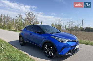 Внедорожник / Кроссовер Toyota C-HR 2017 в 