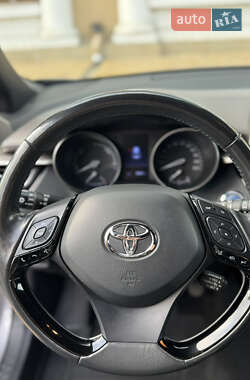 Внедорожник / Кроссовер Toyota C-HR 2019 в 