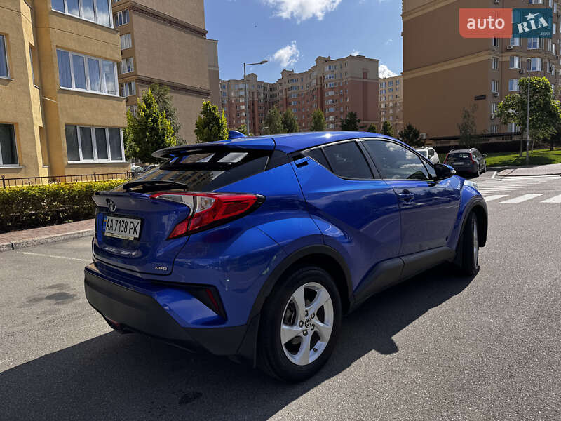 Внедорожник / Кроссовер Toyota C-HR 2016 в Киеве