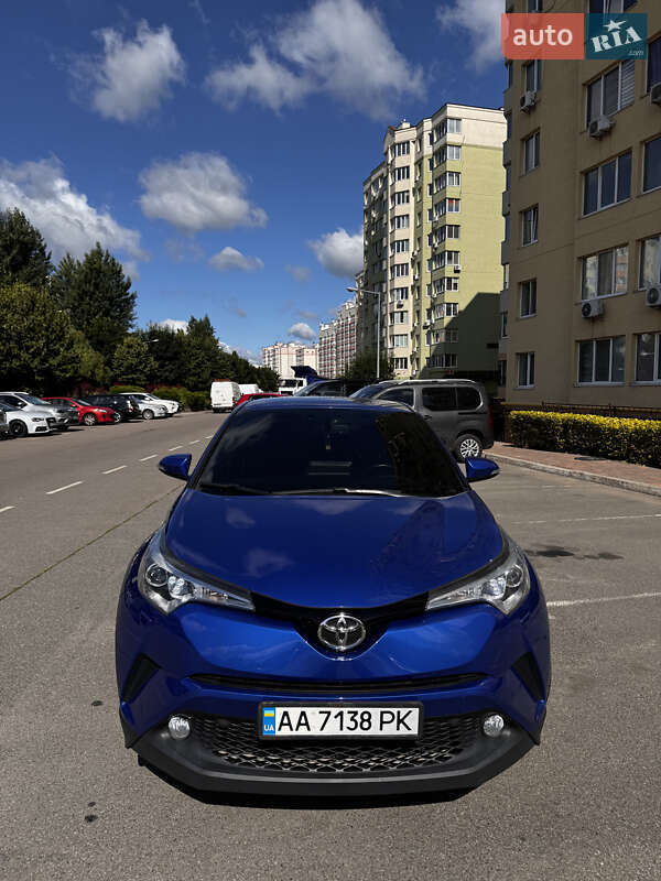 Внедорожник / Кроссовер Toyota C-HR 2016 в Киеве