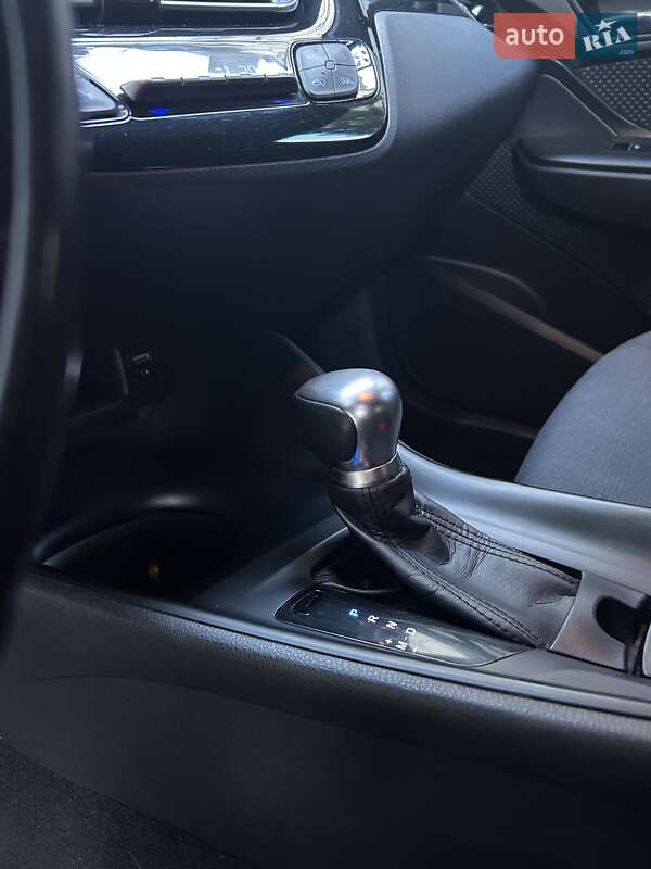 Позашляховик / Кросовер Toyota C-HR 2016 в Городенці