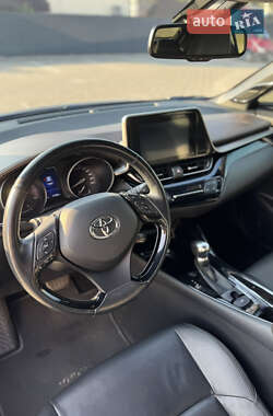 Внедорожник / Кроссовер Toyota C-HR 2017 в 