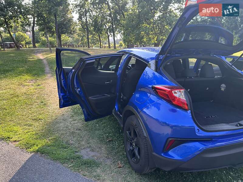 Позашляховик / Кросовер Toyota C-HR 2019 в Києві