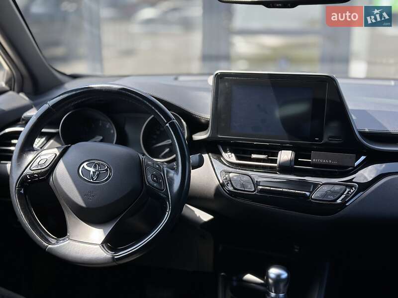 Внедорожник / Кроссовер Toyota C-HR 2016 в Черновцах