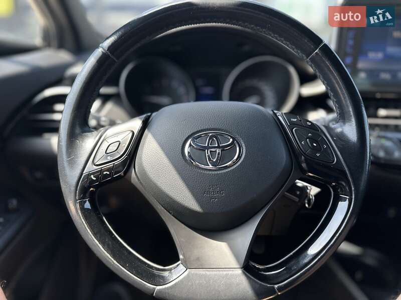 Внедорожник / Кроссовер Toyota C-HR 2016 в Черновцах