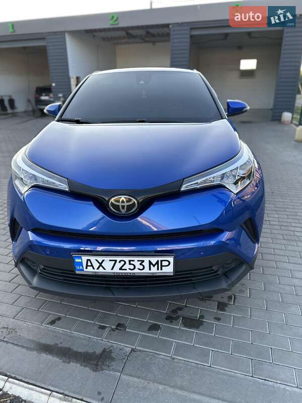 Позашляховик / Кросовер Toyota C-HR 2018 в Близнюках