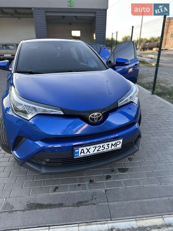 Позашляховик / Кросовер Toyota C-HR 2018 в Близнюках