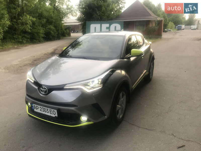 Внедорожник / Кроссовер Toyota C-HR 2017 в Запорожье