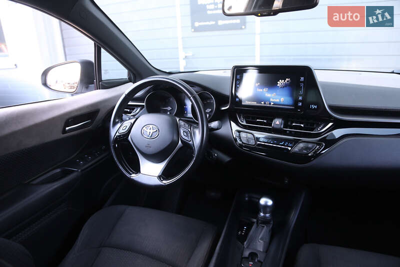Позашляховик / Кросовер Toyota C-HR 2017 в Києві