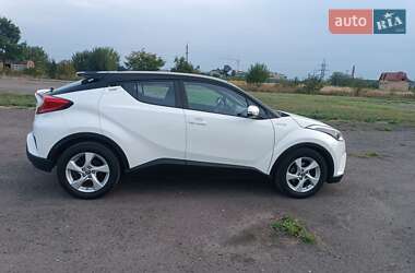 Внедорожник / Кроссовер Toyota C-HR 2018 в 