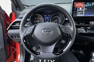 Позашляховик / Кросовер Toyota C-HR 2020 в 