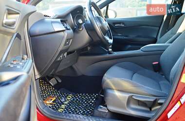Позашляховик / Кросовер Toyota C-HR 2017 в 