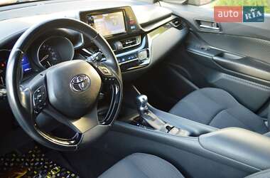 Позашляховик / Кросовер Toyota C-HR 2017 в 