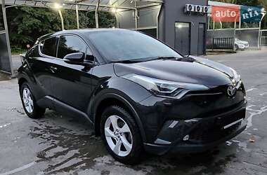 Позашляховик / Кросовер Toyota C-HR 2016 в  фото 3 Позашляховик / Кросовер Toyota C-HR 2016 в
