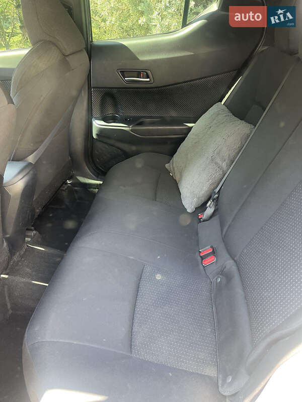 Позашляховик / Кросовер Toyota C-HR 2017 в Дніпрі