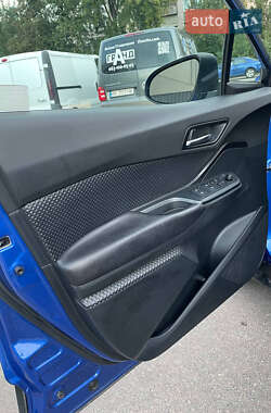 Внедорожник / Кроссовер Toyota C-HR 2017 в 