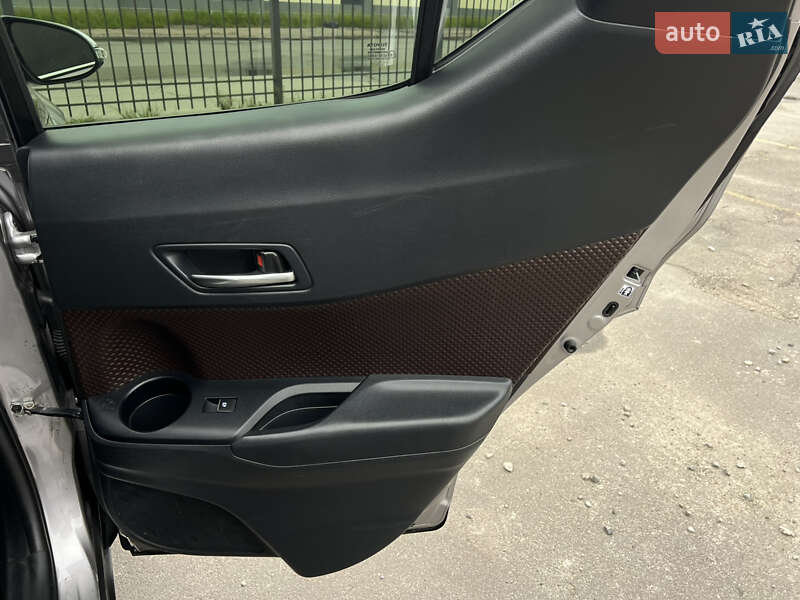 Внедорожник / Кроссовер Toyota C-HR 2017 в Киеве фото 34 Внедорожник / Кроссовер Toyota C-HR 2017 в Киеве