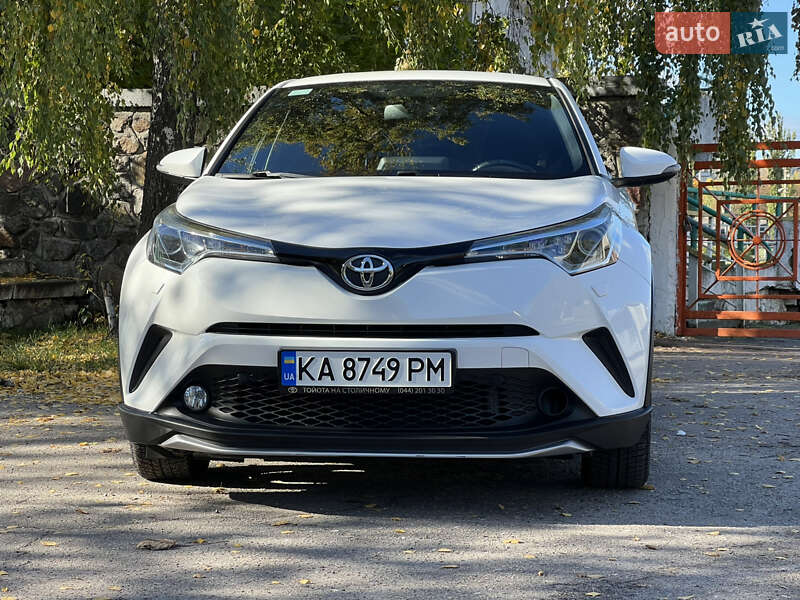Внедорожник / Кроссовер Toyota C-HR 2018 в Киеве